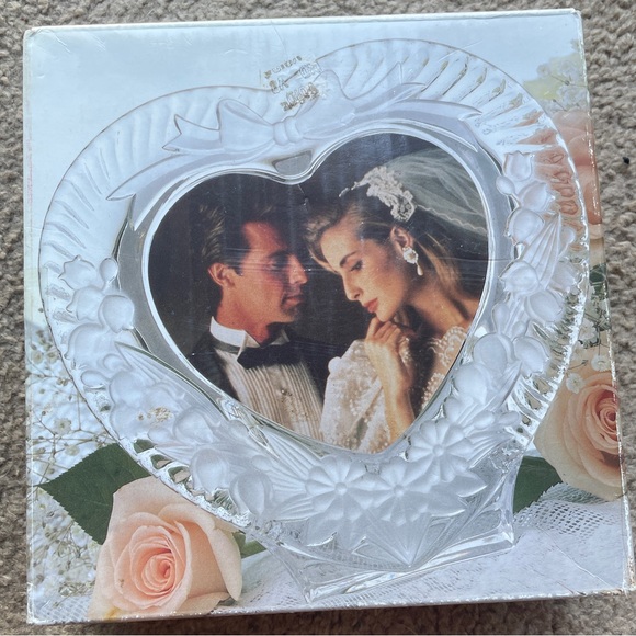 VINTAGE “MOMENTS” HEART GLASS FRAME. New in original box - Picture 3 of 8